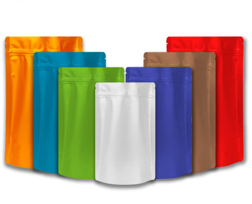 La nourriture colorée brillante tiennent la gravure de poches de sac de conditionnement en plastique imprimée