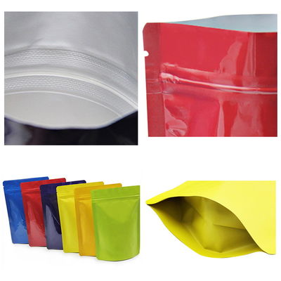 La nourriture colorée brillante tiennent la gravure de poches de sac de conditionnement en plastique imprimée