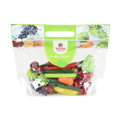 L'ANIMAL FAMILIER CPP tiennent le sac d'emballage alimentaire de fruit frais avec des trous de conduit de tirette